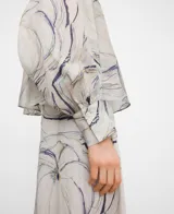 Top estampado semitransparente de línea amplia, cuello tirilla, manga murciélago y botonadura frontal oculta. Incluye top interior de tirantes.