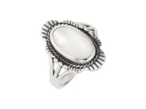 Anillo de plata 925 con diseño oval en nácar.