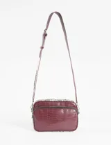 Bandolera roja con textura croco, correa ajustable con hebilla y dos bolsillos.