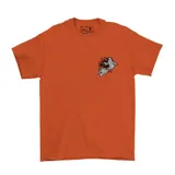 Remera de algodón color naranja con estampa gráfica en la espalda que incluye una ola, un pez koi y la inscripción 'Every summer has a story' junto al logo de la marca.