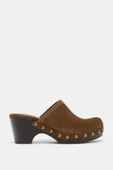 Zueco de serraje color marrón con detalle de tachas metálicas en los laterales y tacón tipo plataforma.