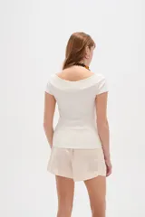 Top de viscosa blanco, de corte entallado, mangas cortas y cuello bote.