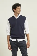 Chaleco de punto negro con cuello en V y ribete en el bajo.