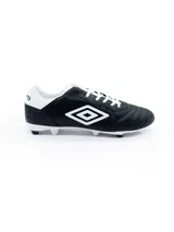 Championes de fútbol Umbro modelo Touch FG, color negro con detalles en turquesa. Presentan el logo de la marca en el lateral y suela con tapones para terreno firme.