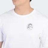 Remera de manga corta color blanco, con cuello redondo y pequeño logo circular estampado en el pecho.