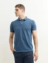 Chomba verde con cuello polo y tapeta de dos botones.