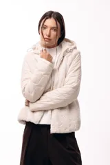 Campera con capucha, cuerpo de pelo sintético y mangas matelaseadas con cierre frontal.