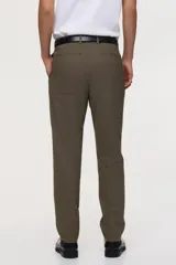 Pantalón de traje slim fit de color marrón topo, con cierre frontal de botón y cremallera oculta, bolsillos laterales y raya central marcada en las piernas.