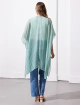 Kimono verde agua de gasa plisada con detalles de perlas en el borde.