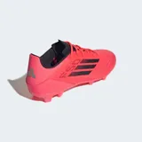 Championes de fútbol Adidas F50 League en color fucsia con detalles en negro. Presentan una parte superior Fiberskin con textura Sprintgrid para mejor control y suela Sprintplate 360 diseñada para tracción en terrenos firmes y multisuperficie.
