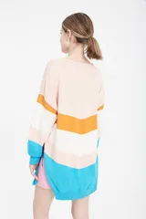 Sweater oversize con franjas horizontales de colores y tigre bordado en el centro. Es largo por debajo de la cadera y tiene tajos en laterales. Está confeccionado en hilado de algodón.