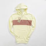 Canguro Duxon de color amarillo claro con una franja horizontal bordó en el pecho, capucha con cordones ajustables y bolsillo estilo canguro.