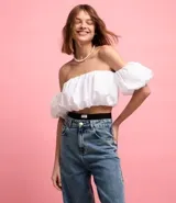 Pantalón de jean celeste de corte wide leg, cintura alta con elástico negro y pespuntes contrastantes.