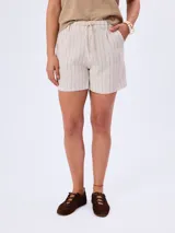Short de lino rayado en color beige con cordón ajustable en la cintura y bolsillos laterales.
