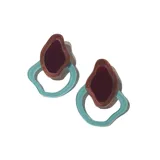 Par de aros colgantes con forma geométrica irregular, con pieza superior color borgoña con glitter y pieza inferior color celeste.