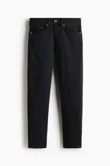 Jean de cinco bolsillos en denim de algodón con stretch y corte estándar con piernas ajustadas.