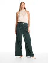 Blusa de satén color negro con diseño plisado, cuello alto tipo halter y corte sin mangas.