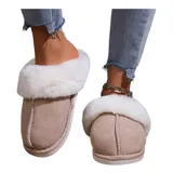 Pantufla cerrada de gamuza gris con interior y borde de peluche blanco, suela de goma antideslizante.
