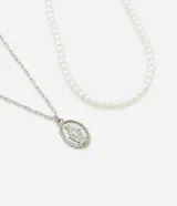 Set de dos collares: uno con cadena de eslabones plateada y medalla de la Virgen María, y otro con perlas artificiales.