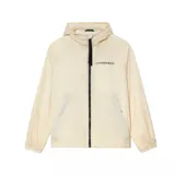 Campera liviana con capucha color beige con estampado de pequeños cuadros. Cierre frontal con cremallera negra y logo de la marca estampado en el pecho.