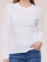 Blusa de punto acanalado fino, color negro, con ajuste al cuerpo, escote a la base y mangas largas. Cuenta con apliques de strass dispuestos en líneas verticales paralelas en el frente y las mangas, además de una vista decorada con estrás brillantes en el escote.