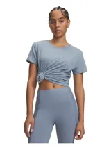 Remera Under Armour de manga corta y cuello redondo, color celeste con efecto lavado. Confeccionada en tejido supersuave de mezcla de algodón y poliéster, cuenta con el logo de la marca estampado en el pecho en tono sutil.