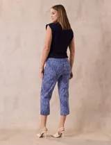 Pantalón capri de gabardina elastizada estampada, marca Zac & Rachel, con pretina ancha elastizada.