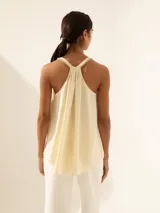 Top negro de viscosa sin mangas, con breteles finos y apliques de strass en breteles y escote.