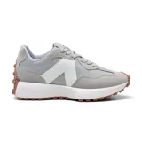 Championes deportivos American Sport modelo Lyra, color gris con detalles en blanco y suela marrón.