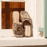 Zuecos de cuero vacuno con textura animal print de serpiente en tonos metalizados, diseño de punta cuadrada, capellada fruncida con hebilla dorada y taco bajo.