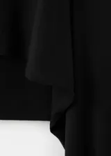 Poncho negro de diseño asimétrico, con cuello redondo y mangas amplias tipo capa.