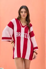 Remerón tejido de punto con diseño de rayas verticales rojas y rosadas, escote en V y la inscripción "BRASIL" en el frente.
