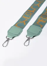Cartera color beige de cuero sintético, con doble asa corta y correa larga extraíble con estampado de letras en dorado.
