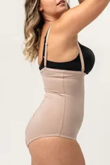 Faja abdominal color piel, de alta contención, cavada y reforzada en la zona abdominal. Tiene breteles desmontables y regulables, broche en la entrepierna con fundillo de algodón.