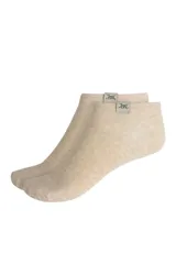 Soquetes color beige.