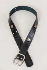 Cinturón de cuero con efecto gastado en color marrón, con hebilla metálica de estilo clásico en tono bronce envejecido.