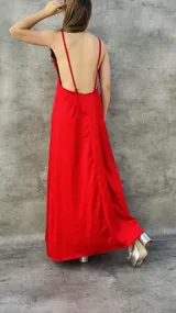 Vestido largo rojo con espalda descubierta y tirantes finos.