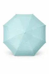 Paraguas plegable de color celeste liso, con estructura de ocho varillas y apertura manual.