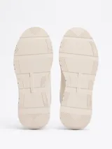 Zapatillas deportivas Tommy Hilfiger de corte bajo, color blanco con detalles en celeste y plateado. Presentan paneles de malla y superposiciones de gamuza, con el monograma TH en la lengüeta y el lateral.