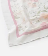 Pañuelo cuadrado de satén color blanco con estampado floral en tonos rosa y verde. Accesorio de moda para usar al cuello o en el cabello.