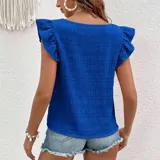 Blusa de color amarillo con textura fruncida, cuello cuadrado y mangas cortas con volados.