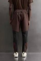 Pantalón de entrenamiento slim fit Zara Athleticz color negro, confeccionado en tejido técnico ligero y elástico con estructura combinada a contraste. Cuenta con cintura elástica ajustable con cordón, bolsillos frontales y trasero con cierre de cremallera, y bajo ajustable con cremallera en los laterales.
