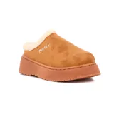 Pantufla tipo zueco de gamuza color camel, con interior forrado en corderito sintético color crema y suela de plataforma plana.