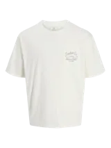 Remera de manga corta y cuello redondo con calce oversize, confeccionada en algodón suave. Presenta un bolsillo frontal en el pecho con un estampado tipográfico en tono gris.