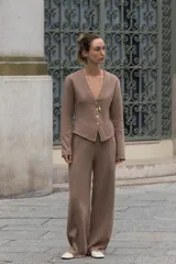 Pantalón tipo palazzo de tiro alto con cintura elástica y costura central marcada en el frente. Confeccionado en tejido de algodón suave.