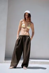 Pantalón de tiro medio con cintura elástica y pierna ancha, confeccionado en mezcla de lyocell.