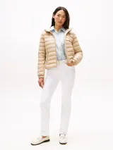 Campera acolchada ultraliviana de nailon reciclado, color beige, con capucha y cierre frontal. Presenta diseño acolchado horizontal y bolsillos laterales con cierre.