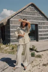 Pantalón azul marino de lino, de tiro alto con cintura elástica ajustable con cordones, bolsillos delanteros y pernera recta.