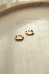 Aros de acero quirúrgico hipoalergénico en formato de argolla pequeña.