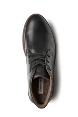 Bota baja de cuero marrón para hombre, con cordones y suela de goma.